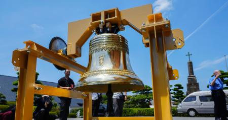 　復元された浦上天主堂の鐘＝７月、長崎市