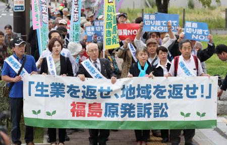 　なりわい原発事故訴訟の原告団＝２０１７年１０月、福島地裁前