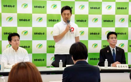 　日本維新の会の会合であいさつする吉村代表（中央）＝７日午後、大阪市中央区