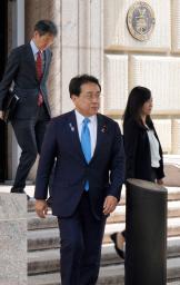　米ワシントンで取材に応じる赤沢経済再生相＝７日（共同）