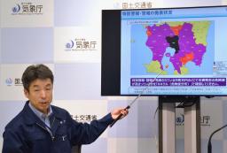 　大雨の影響で土砂が流入した道路＝８日午前、鹿児島県姶良市（国交省鹿児島国道事務所提供）