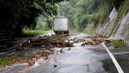 　大雨の影響で土砂が流入した道路＝８日午前、鹿児島県姶良市（国交省鹿児島国道事務所提供）