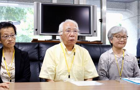 　記者会見する北海道電力泊原発３号機の再稼働に反対する市民団体の代表ら＝８日午前、北海道庁