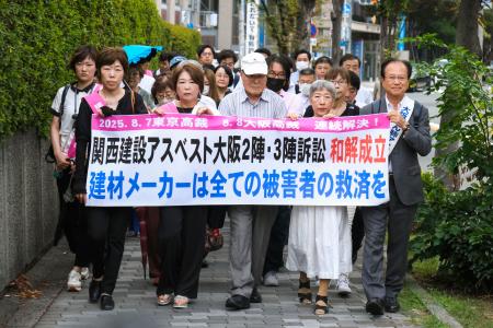 　建設アスベスト訴訟の控訴審で大阪高裁に向かう原告ら＝８日午前