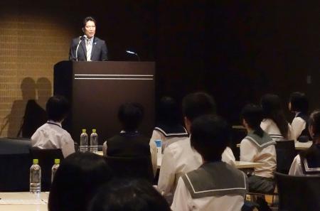　拉致問題に関する「中学生サミット」で講演する拉致被害者家族会の横田拓也代表＝８日午前、東京都内