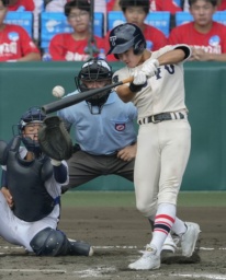 　高知中央―綾羽　タイブレークの１０回表綾羽無死一、二塁、北川が右中間に勝ち越しの２点三塁打を放つ。捕手延川＝甲子園