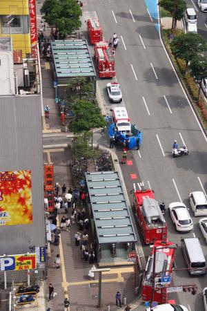 　事故があったビル周辺に集まった消防車両など＝８日午後２時３５分、福岡市中央区