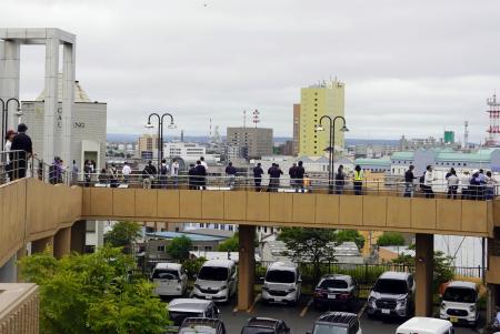 　北海道釧路市の津波一時避難場所に避難した人たち＝７月３０日