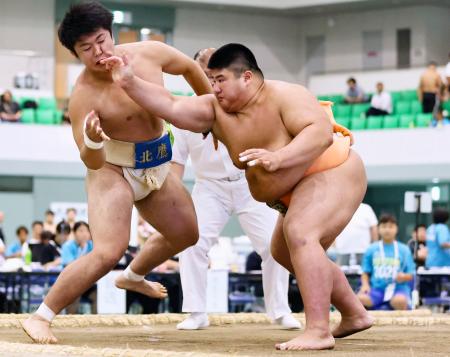 　相撲個人予選３回戦で秋田北鷹・長岐征馬を攻める埼玉栄・田宮愛喜（右）＝鳥取県ヤマタスポーツパーク県民体育館