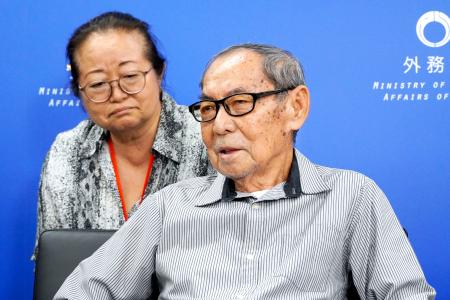 　記者会見する竹井ホセさん（手前）＝８日午後、外務省