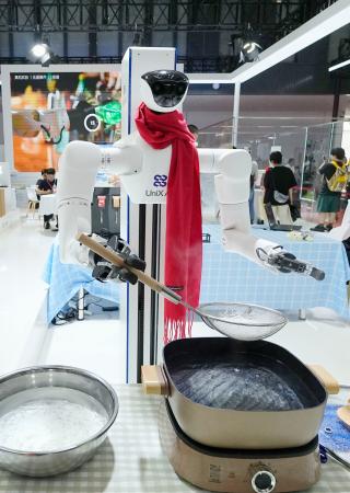 　麺をゆでる人型ロボット＝８日、北京（共同）