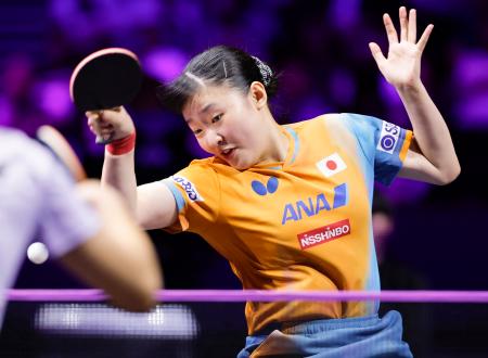 　女子シングルス１回戦で申裕斌と対戦する張本美和＝横浜ＢＵＮＴＡＩ