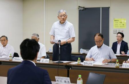 　意見交換会で、あいさつする北海道上ノ国町の工藤昇町長＝８日午後、札幌市