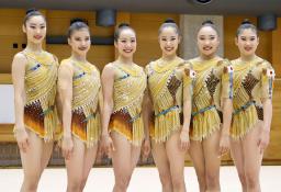 　新体操の世界選手権日本代表壮行会で、演技を披露する団体代表＝８日、東京都北区