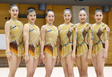 　新体操の世界選手権日本代表壮行会で写真に納まる団体代表。右から３人目は主将の鈴木歩佳＝８日、東京都北区