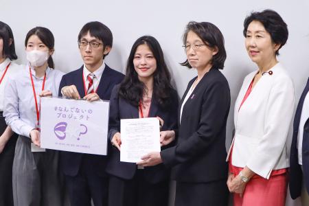 　提言書を提出する「＃なんでないのプロジェクト」の福田和子代表（中央）＝８日午後、内閣府