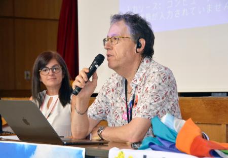　分科会で話すピエール・ビラールさん（右）＝８日午前、長崎市