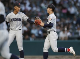 　高知中央―綾羽　タイブレークの１０回表綾羽無死一、二塁、北川が右中間に勝ち越しの２点三塁打を放つ。捕手延川＝甲子園