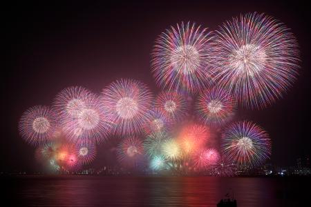 　大津市の琵琶湖で開かれた「びわ湖大花火大会」＝８日夜