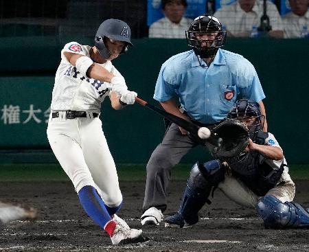 　高知中央―綾羽　タイブレークの１０回表綾羽無死一、二塁、北川が右中間に勝ち越しの２点三塁打を放つ。捕手延川＝甲子園