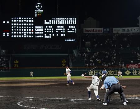 　高知中央―綾羽　タイブレークの１０回裏高知中央２死二、三塁、中村（３）が空振り三振に倒れ試合終了。終了時間は春夏を通じて最も遅い午後１０時４６分だった＝甲子園