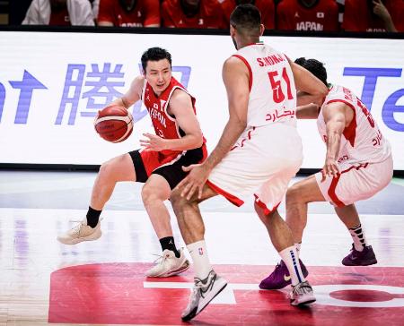 　イラン戦でボールをキープする日本の富永＝ジッダ（（Ｃ）ＦＩＢＡ・共同）