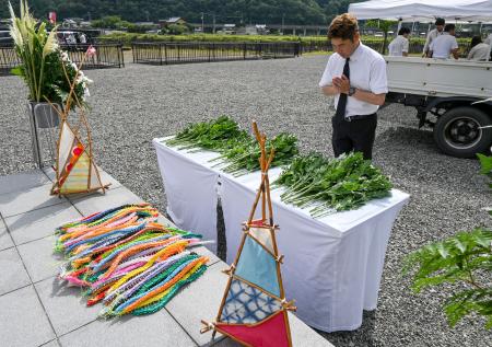 　兵庫県佐用町の豪雨災害から１６年となり、犠牲者の名が刻まれたモニュメントに向かい手を合わせる遺族＝９日午前