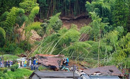 　倒壊した民家で続く捜索活動＝９日午前、鹿児島県姶良市
