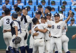 　タイブレークの末、弘前学院聖愛に勝利し喜ぶ西日本短大付の選手たち＝甲子園