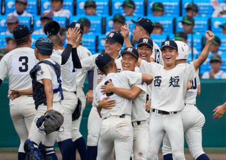 　タイブレークの末、弘前学院聖愛に勝利し喜ぶ西日本短大付の選手たち＝甲子園