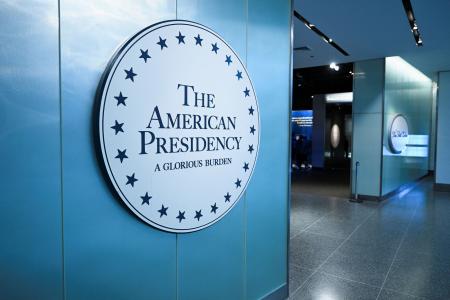 　ワシントンのスミソニアン米国歴史博物館での大統領に関する展示を示す看板＝１日（ロイター＝共同）