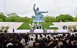 　被爆から８０年の原爆の日を迎え、長崎市の平和祈念像の前に手向けられた花＝９日午前
