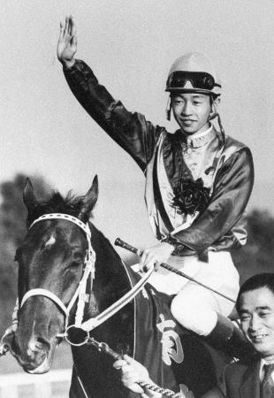 　デビュー２年目でクラシックレースを制覇、ファンにこたえる武豊騎手＝１９８８（昭和６３）年１１月６日、京都競馬場