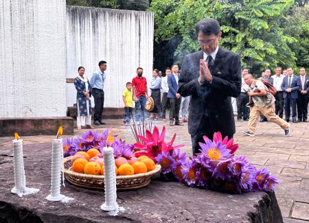 　平和記念碑に献花し、手を合わせる小野啓一駐インド大使＝９日、インド・インパール（共同）