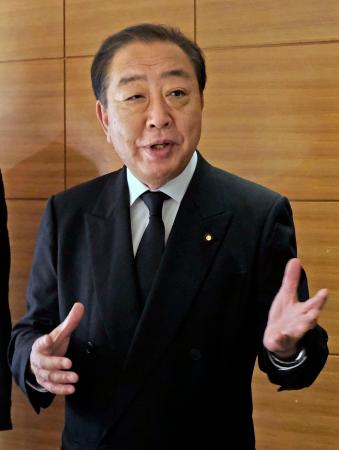 　記者団の取材に応じる立憲民主党の野田代表＝９日午前、長崎市