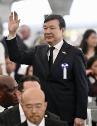 　広島での平和記念式典に参列した台湾の李逸洋・台北駐日経済文化代表処代表＝６日、広島市中区の平和記念公園