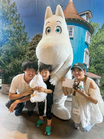 　北欧館で開かれたフィンランド発祥の世界的キャラクター「ムーミン」の誕生８０周年を祝うイベントで、写真に納まる家族＝９日午後、大阪市此花区の夢洲
