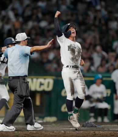 　青藍泰斗―佐賀北　タイブレークの１０回裏、山下のスクイズで生還し、喜ぶ佐賀北の三走塚原＝甲子園