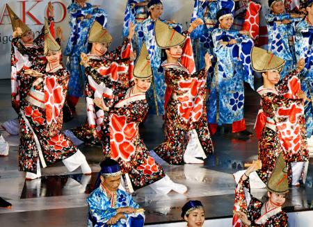　「よさこい祭り」の前夜祭で演舞を披露する、色鮮やかな衣装に身を包んだ踊り子ら＝９日夕、高知市