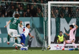 　横浜ＦＣ―浦和　後半、自身２点目のゴールを決める浦和・小森（右端）＝ニッパツ