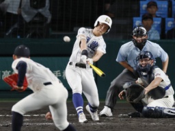 　市船橋―明豊　５回表明豊２死一塁、井上が右越えに適時三塁打を放つ。投手島田、捕手花嶋＝甲子園