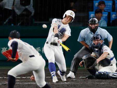 　市船橋―明豊　５回表明豊２死一塁、井上が右越えに適時三塁打を放つ。投手島田、捕手花嶋＝甲子園