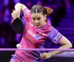 　女子シングルス２回戦　張本美和（手前）と対戦する早田ひな＝横浜ＢＵＮＴＡＩ