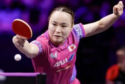 　女子シングルス２回戦　張本美和（手前）と対戦する早田ひな＝横浜ＢＵＮＴＡＩ