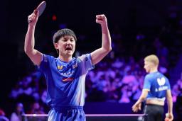 　女子シングルス２回戦　張本美和（手前）と対戦する早田ひな＝横浜ＢＵＮＴＡＩ