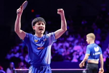 　男子シングルス２回戦でスウェーデンのアントン・シェルベリ（右）に勝利し、ガッツポーズする張本智和＝横浜ＢＵＮＴＡＩ