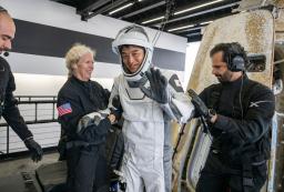 　米カリフォルニア州沖の海面に着水した、大西卓哉飛行士ら搭乗の宇宙船クルードラゴン＝９日（ＮＡＳＡ提供・共同）