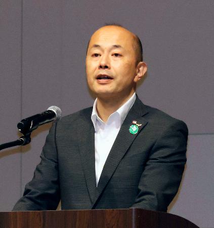 　閉会式であいさつする長崎市の鈴木史朗市長＝１０日午前、長崎市
