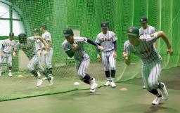 　室内練習場で調整する日大三ナイン＝甲子園