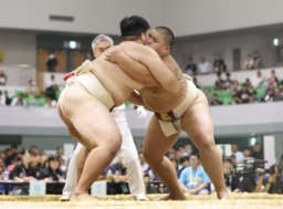 　相撲団体で優勝した鳥取城北の選手たち＝ヤマタスポーツパーク鳥取県民体育館